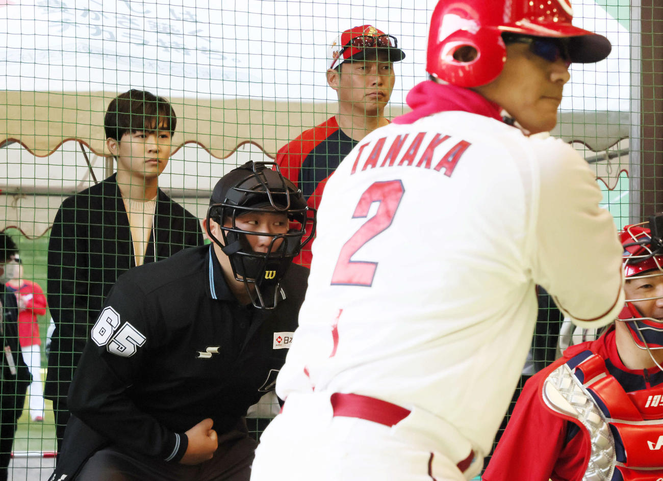ブルペンを見学する鈴木福（左）。中央は広島新井監督。右手前は打席に立つ田中（撮影・加藤孝規）