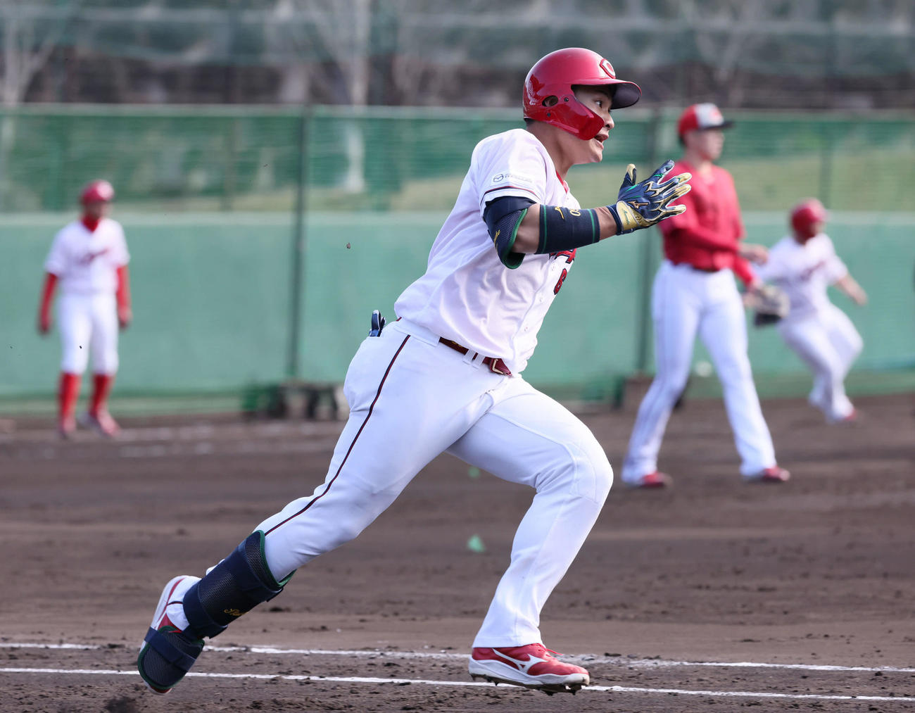 紅白戦　3回裏白組1死二塁、広島田村は先制右越え適時二塁打を放つ。右は打たれた紅組2番手の遠藤（撮影・加藤孝規）