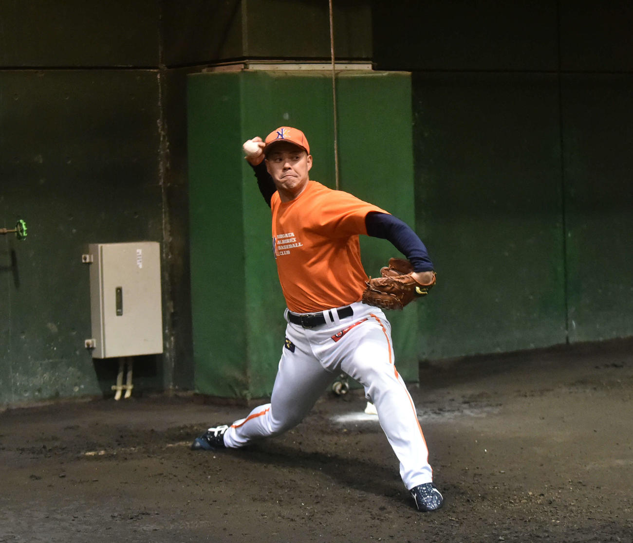 ブルペンで投げ込む前川哲