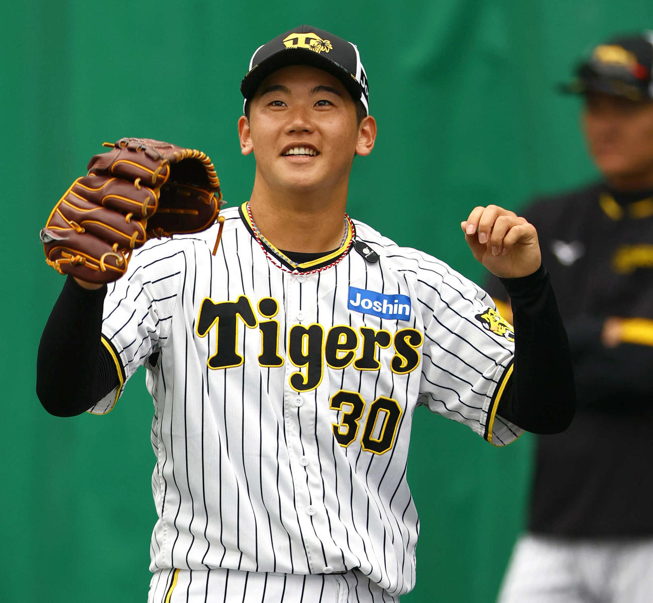 ブルペンで笑顔を見せる門別（撮影・上山淳一）