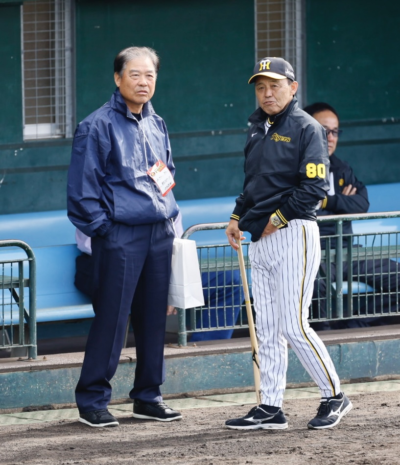 阪神春季キャンプ　岡田監督（右）と伊原春樹氏（撮影・藤尾明華）