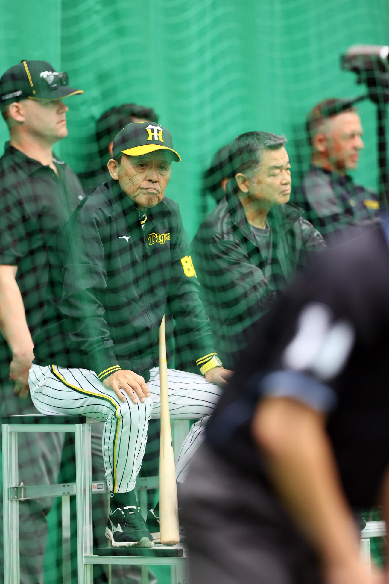 ブルペンを確認する阪神岡田監督（手前）。左はサンズ駐米スカウト、同3人目は川藤OB会長、右はウィリアムス駐在米スカウト（撮影・上山淳一）