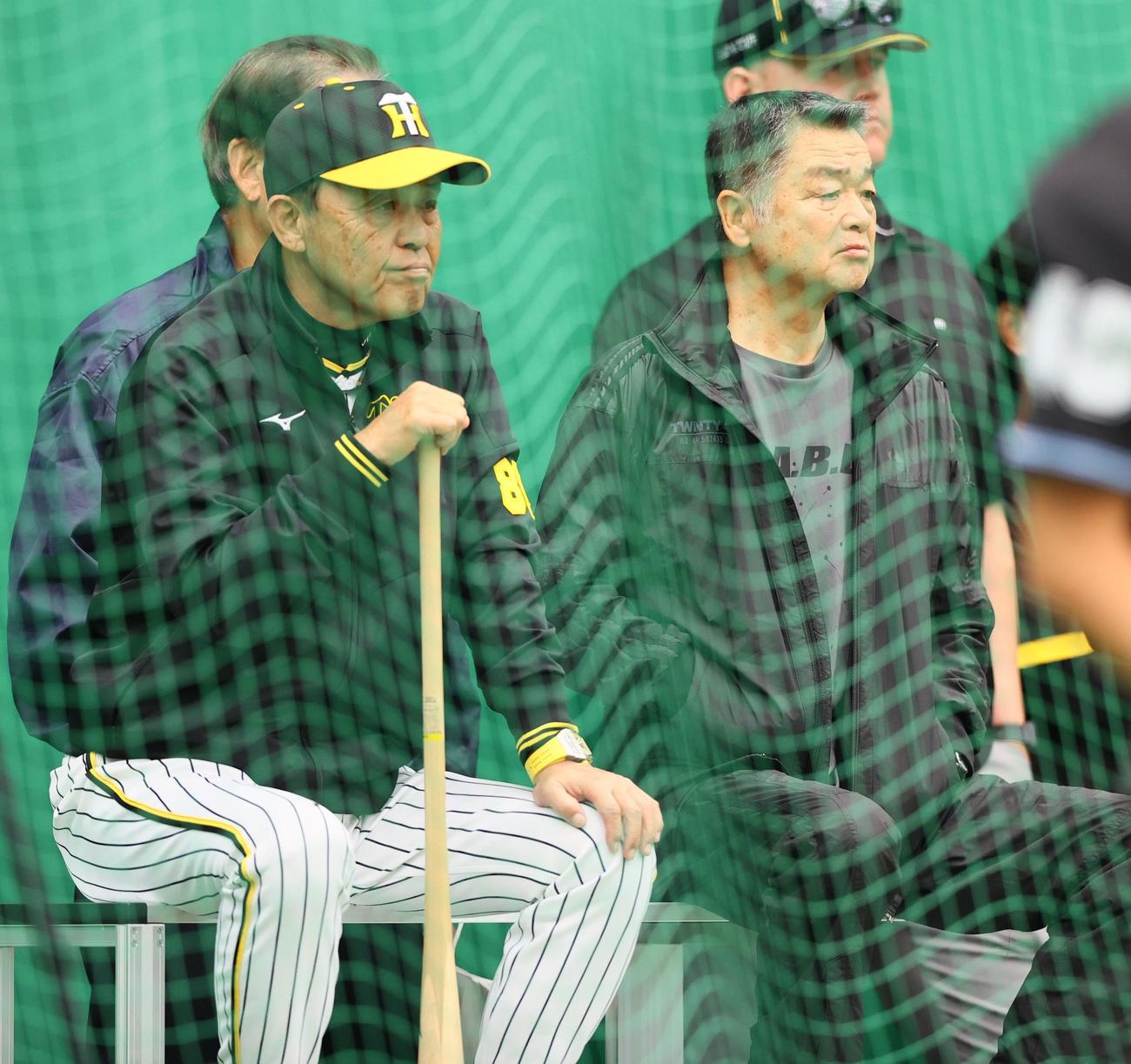 ブルペンを確認する岡田監督（左）と川藤阪神OB会長（撮影・上山淳一）