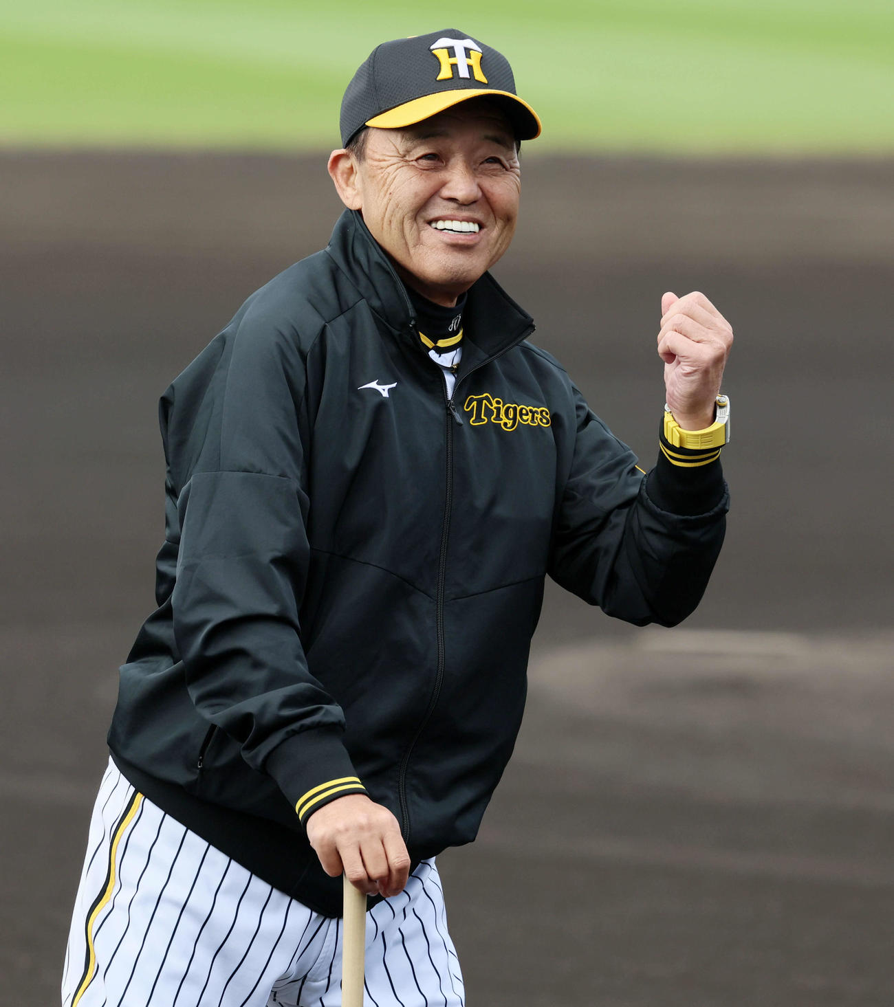 グラウンドで笑顔を見せる岡田監督（撮影・加藤哉）