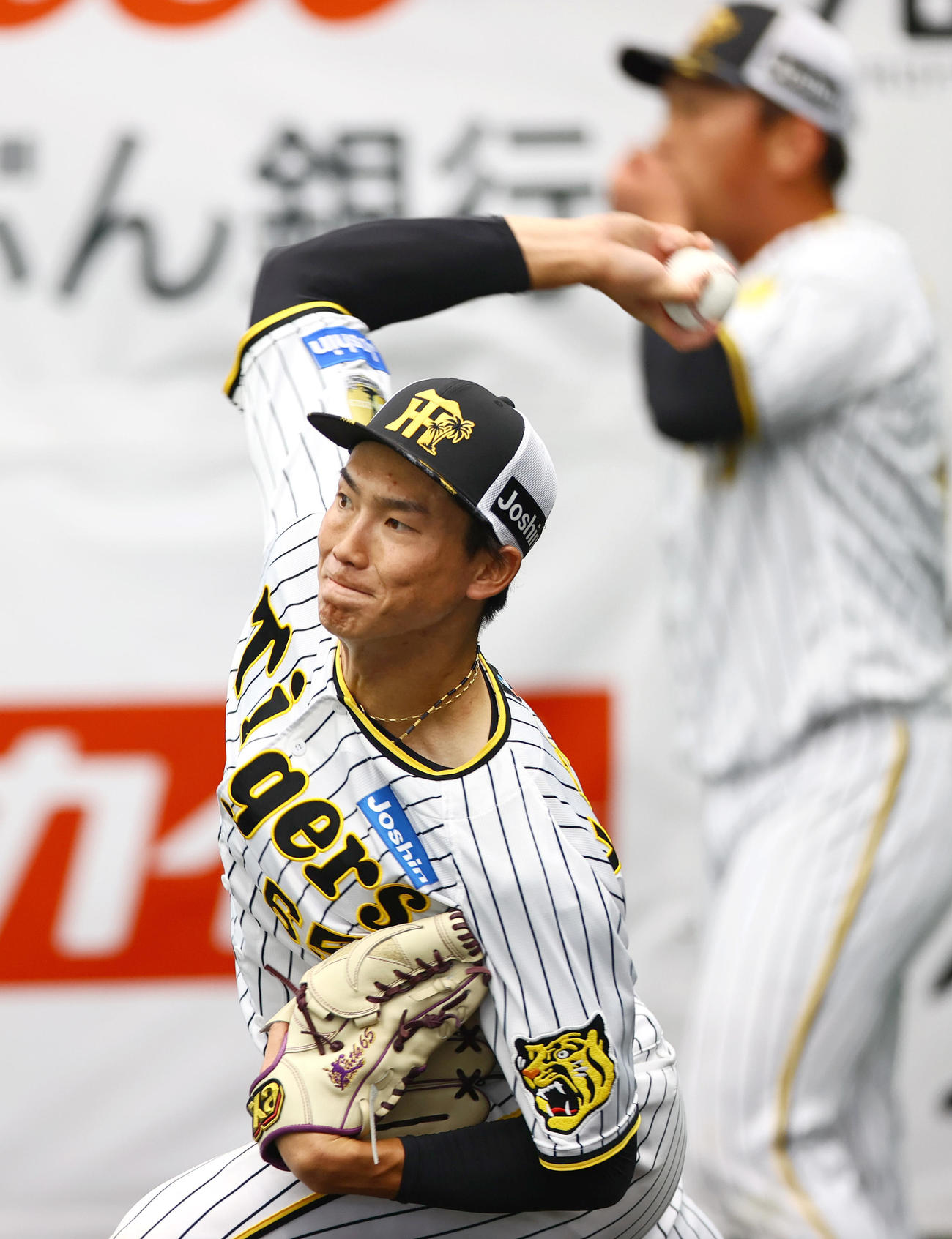 ブルペンで投げ込む阪神湯浅（撮影・上山淳一）