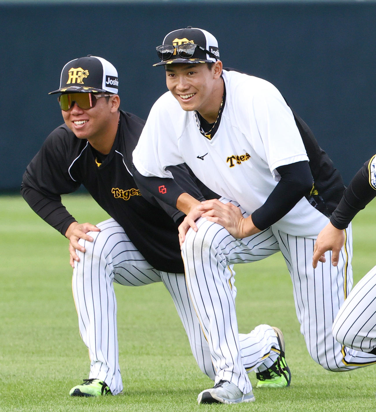 リラックスした表情でアップする阪神湯浅。左は村上（撮影・上山淳一）