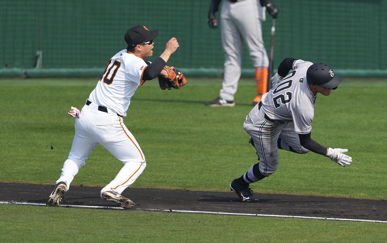 巨人紅白戦　3回表紅組1死三塁、鈴木大の投ゴロで三本間に挟まれるも、遊撃手中山のタッチをかいくぐり三塁へ帰塁する三塁走者中田（撮影・鈴木みどり）