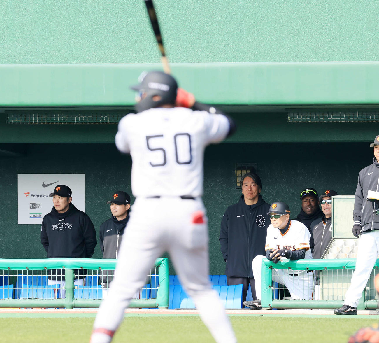 巨人紅白戦　3回表紅組無死二塁、オコエ瑠偉の打席を並んで見つめる阿部監督（右）と松井秀喜臨時コーチ（右から4人目）（撮影・浅見桂子）