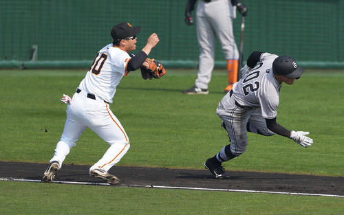 巨人紅白戦　3回表紅組1死三塁、鈴木大の投ゴロで三本間に挟まれるも、遊撃手中山のタッチをかいくぐり三塁へ帰塁する三塁走者中田（撮影・鈴木みどり）