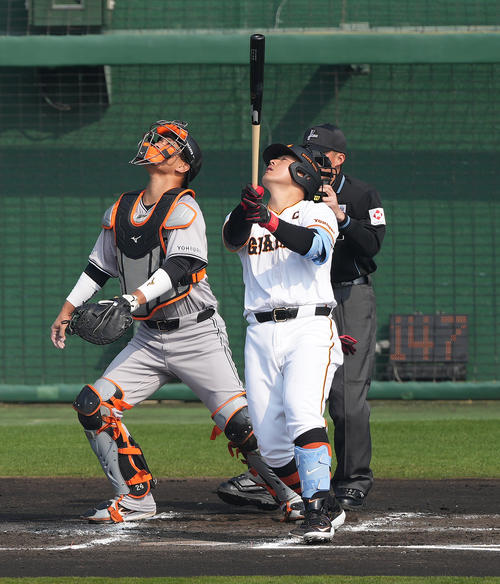 巨人紅白戦　1回裏白組2死一塁、一邪飛に倒れる岡本和（撮影・鈴木みどり）