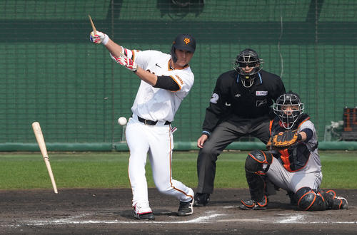 巨人紅白戦　5回裏白組2死一、二塁、バットを折りながら先制の中前適時打を放つ秋広（撮影・鈴木みどり）