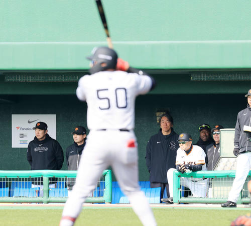 巨人紅白戦　3回表紅組無死二塁、オコエ瑠偉の打席を並んで見つめる阿部監督（右）と松井秀喜臨時コーチ（右から4人目）（撮影・浅見桂子）