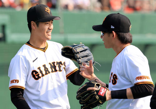 巨人紅白戦　1回表紅組の攻撃を3人で抑えた西舘（左）は笑顔で好捕した萩尾とハイタッチ（撮影・浅見桂子）