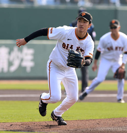 巨人紅白戦　1綺表紅組1死、重信の打球に反応する西舘（撮影・浅見桂子）