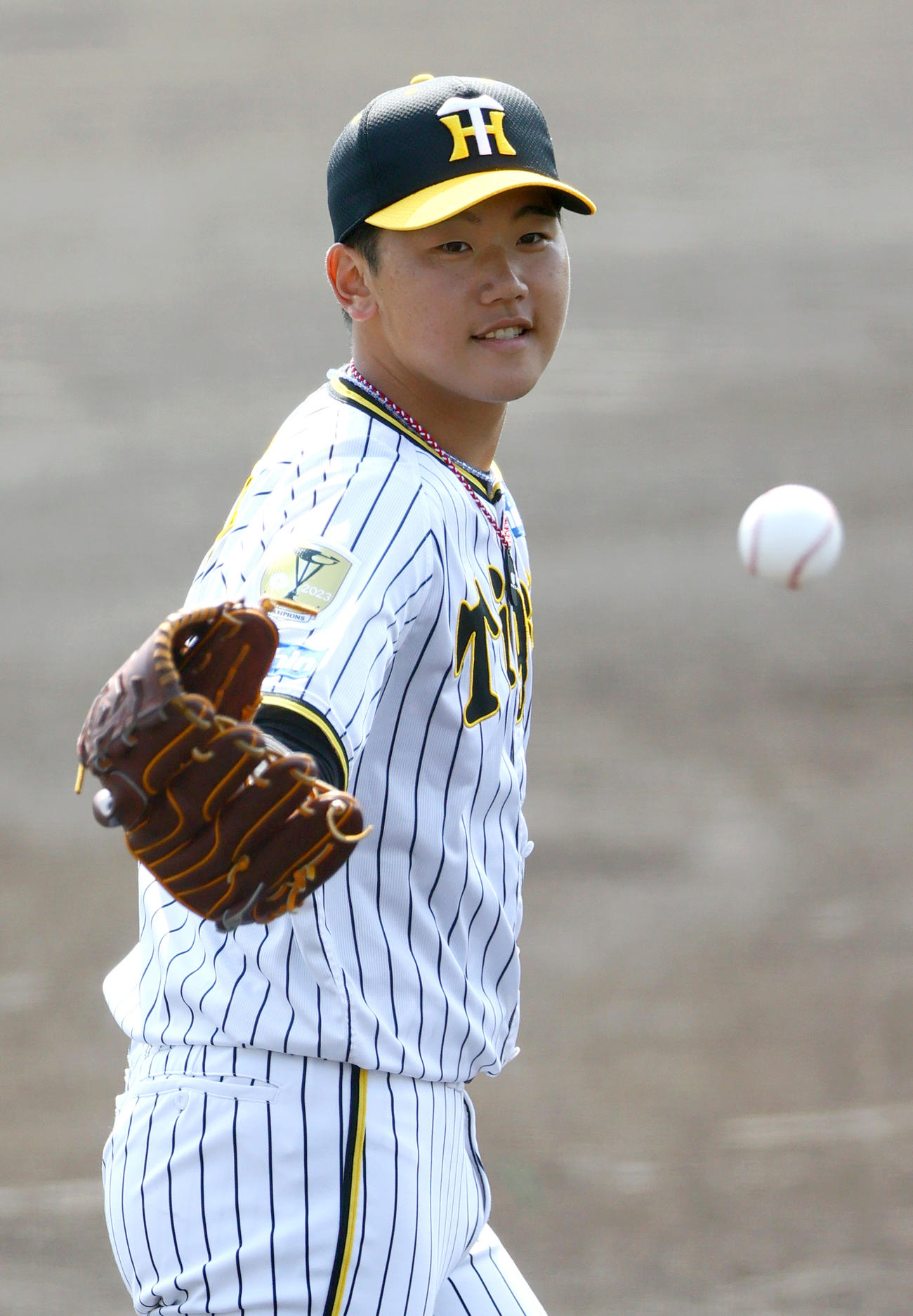 笑顔を見せる白組先発の門別（撮影・上山淳一）