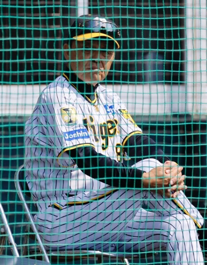 阪神春季キャンプ　紅白戦を見る岡田監督（撮影・藤尾明華）