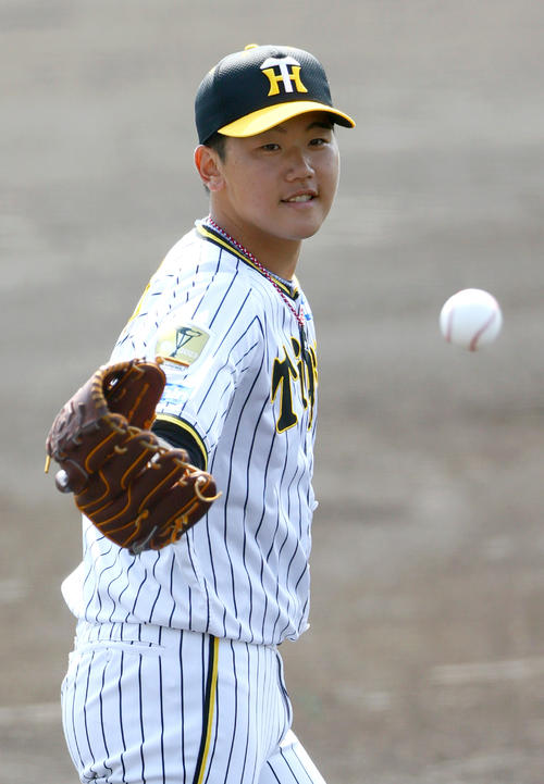 笑顔を見せる白組先発の門別（撮影・上山淳一）