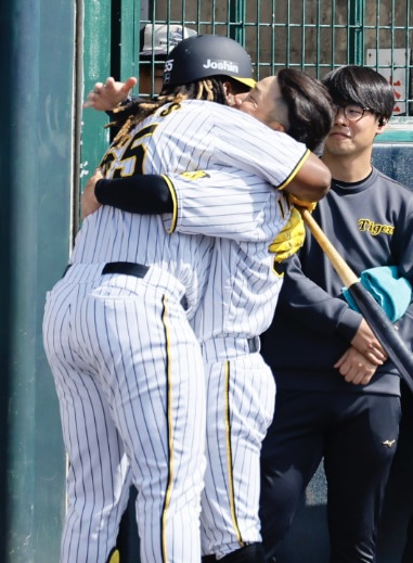 阪神春季キャンプ　2回白組1死、左越えに本塁打を放ち糸原健斗と抱き合うミエセス（撮影・藤尾明華）