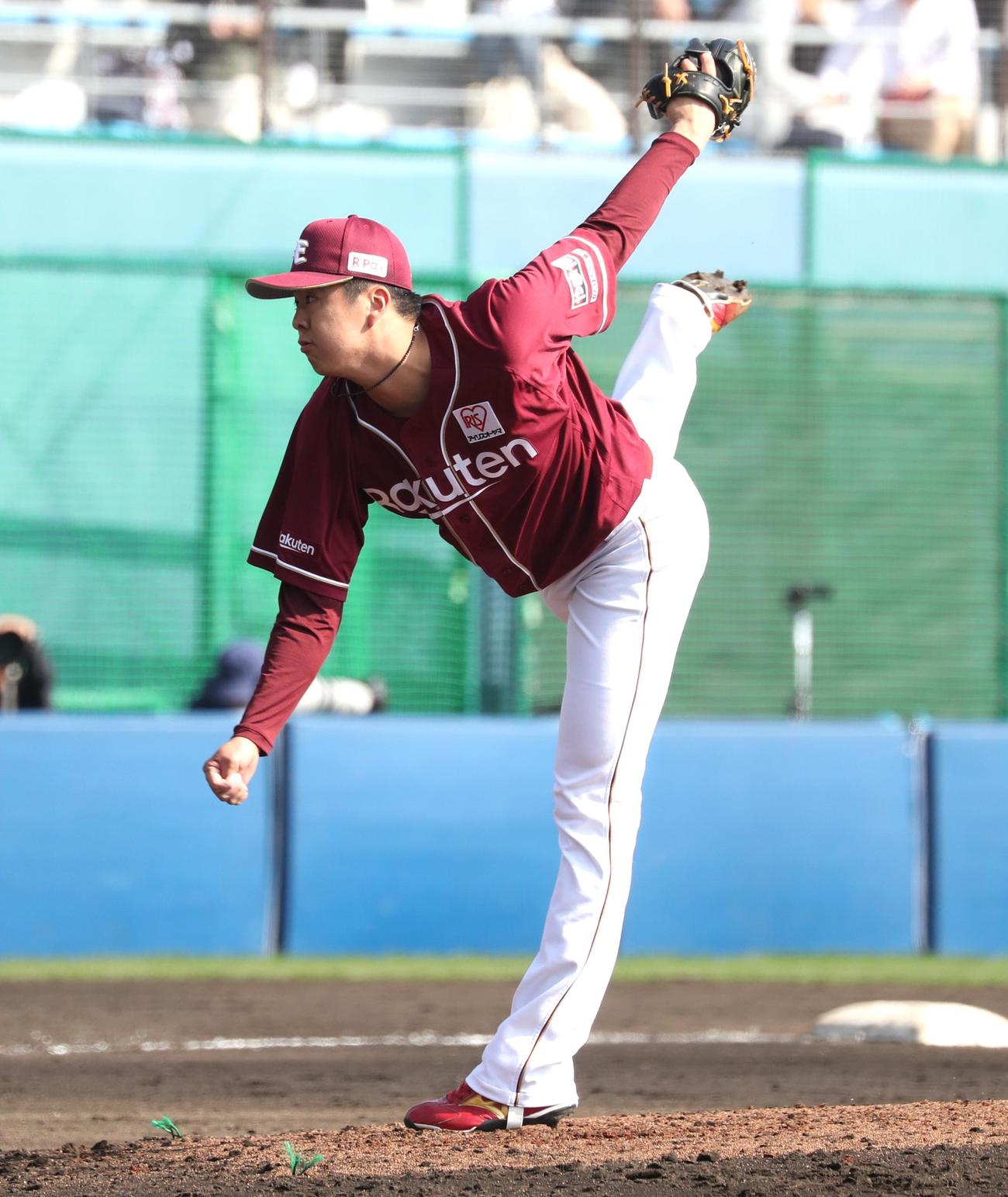 日本ハム対楽天　6回に登板の松井（撮影・黒川智章）