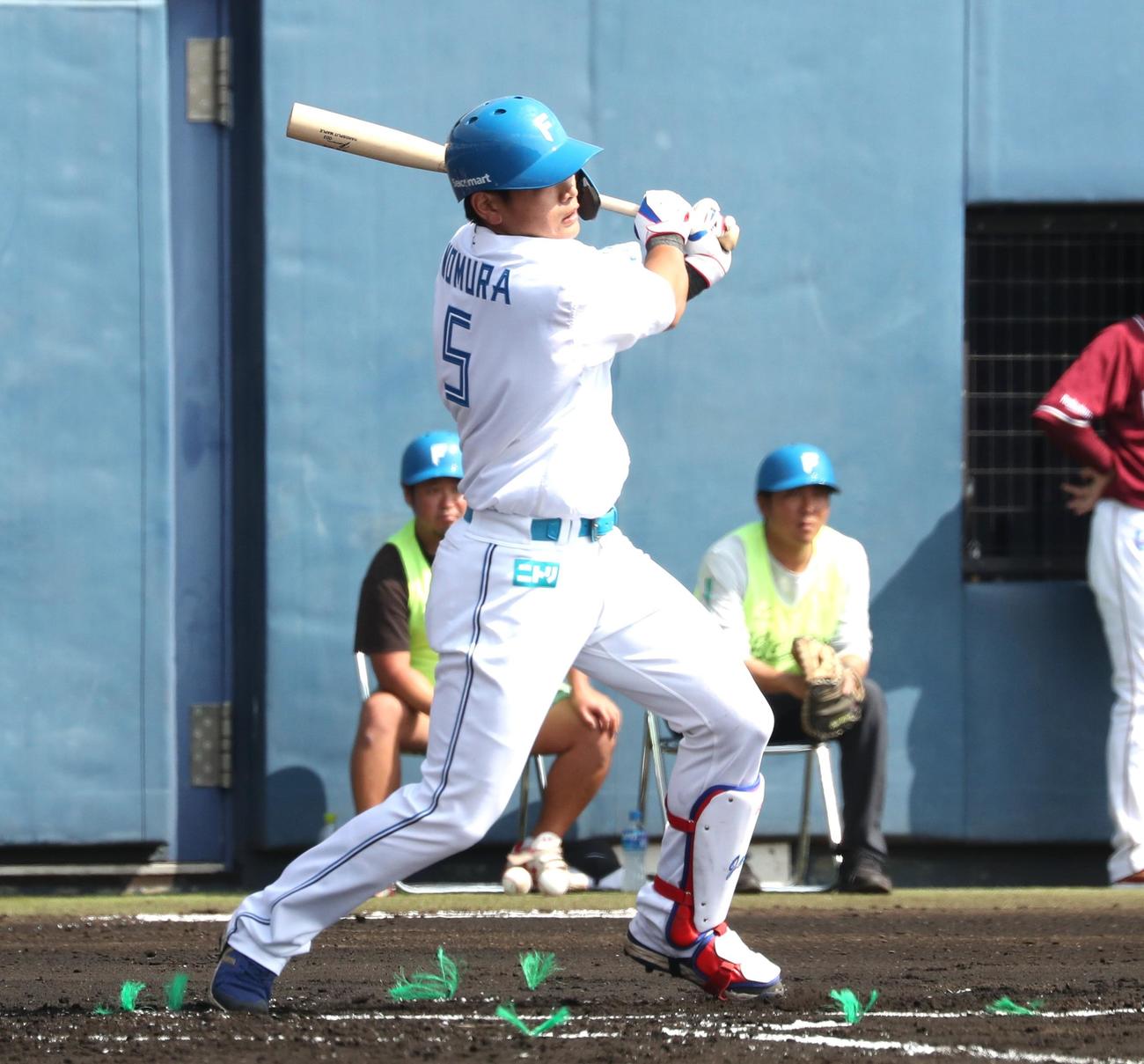 日本ハム対楽天　1回裏日本ハム2死一、二塁、中前適時打を放つ野村（撮影・黒川智章）