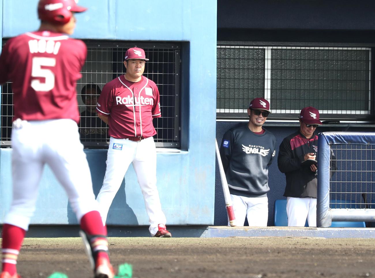 日本ハム対楽天　試合を見つめる今江監督（右から2人目）（撮影・黒川智章）