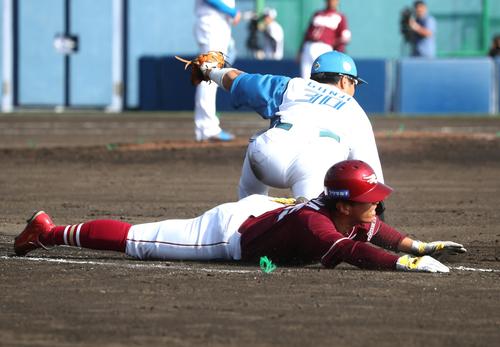 日本ハム対楽天　8回表楽天無死、遊前内野安打でヘッドスライディングする山田（撮影・黒川智章）