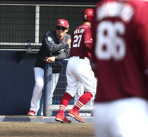日本ハム対楽天　3回表、生還した岡島を出迎える今江監督（撮影・黒川智章）