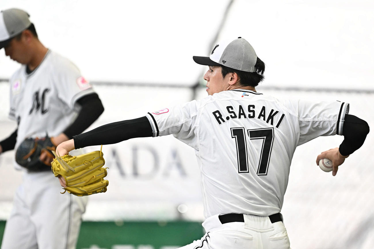 ブルペンで投球練習するロッテ佐々木（撮影・滝沢徹郎）