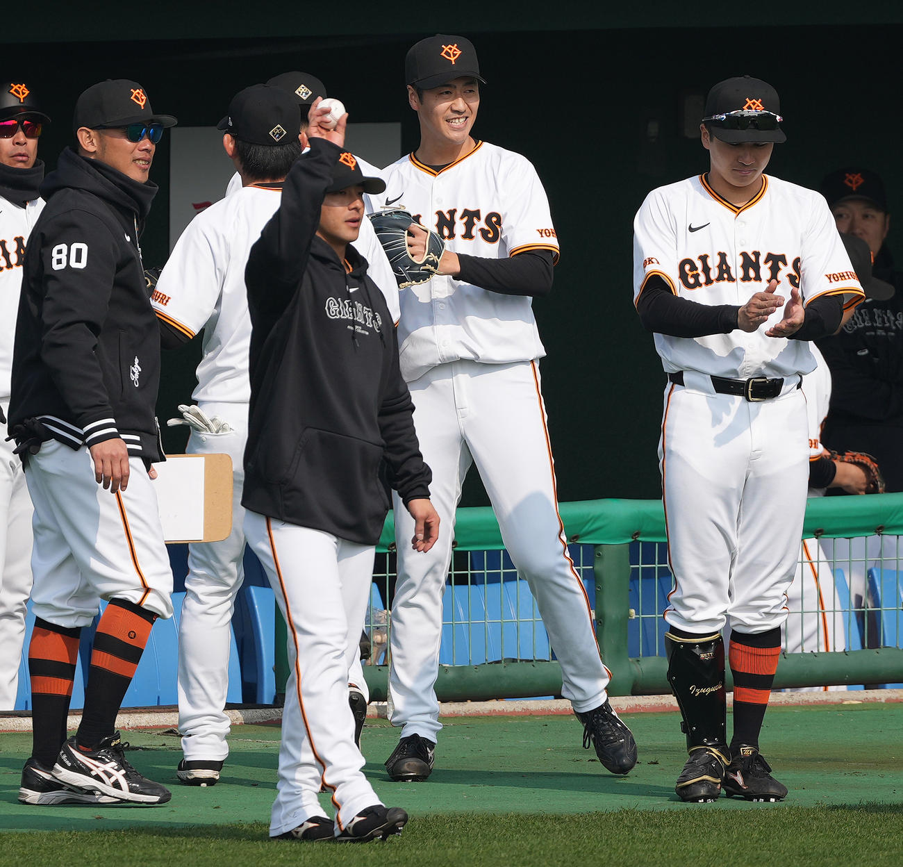 巨人紅白戦　1回表を3者凡退に抑え、ナインを迎える白組先発の西舘（中央）（撮影・鈴木みどり）