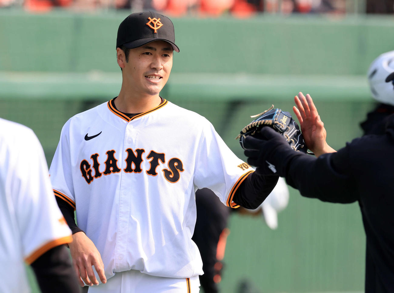巨人紅白戦　1回表紅組の攻撃を3人で抑えた西舘（奥）は笑顔でナインとハイタッチ（撮影・浅見桂子）
