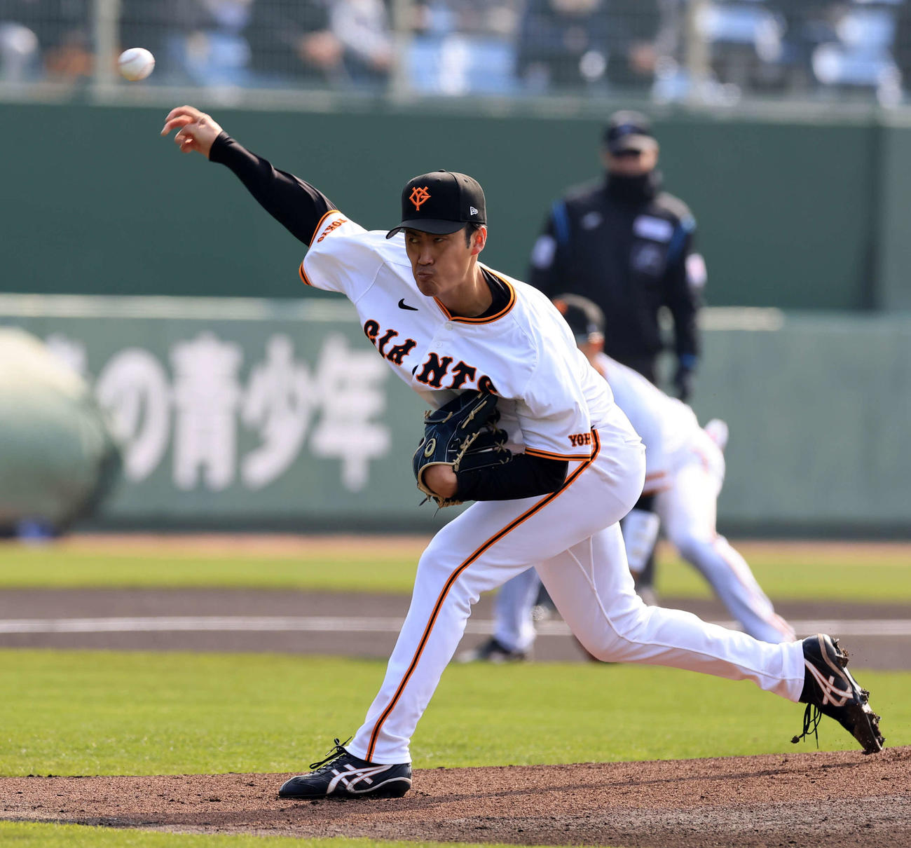 巨人紅白戦　白組先発の西舘（撮影・浅見桂子）