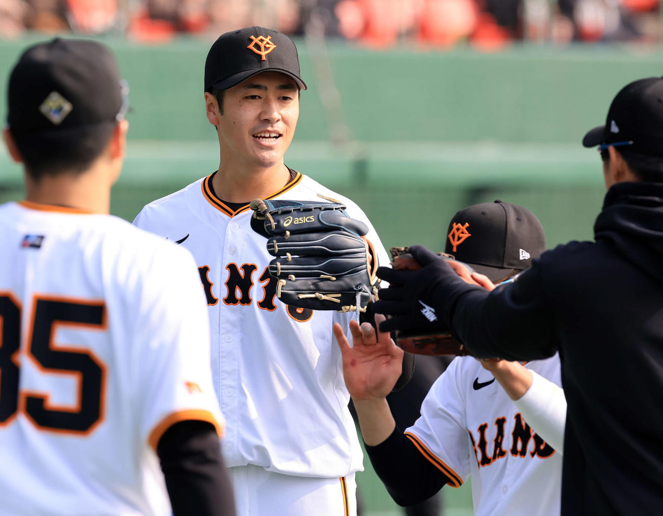 巨人紅白戦　1回表紅組の攻撃を3人で抑えた西舘（奥）は笑顔でナインとハイタッチ（撮影・浅見桂子）