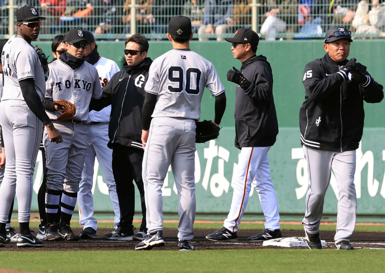 巨人紅白戦　2回裏白組無死、接触プレーで交代する若林（左から2人目）の横で×ポーズを作る脇谷コーチ（撮影・浅見桂子）