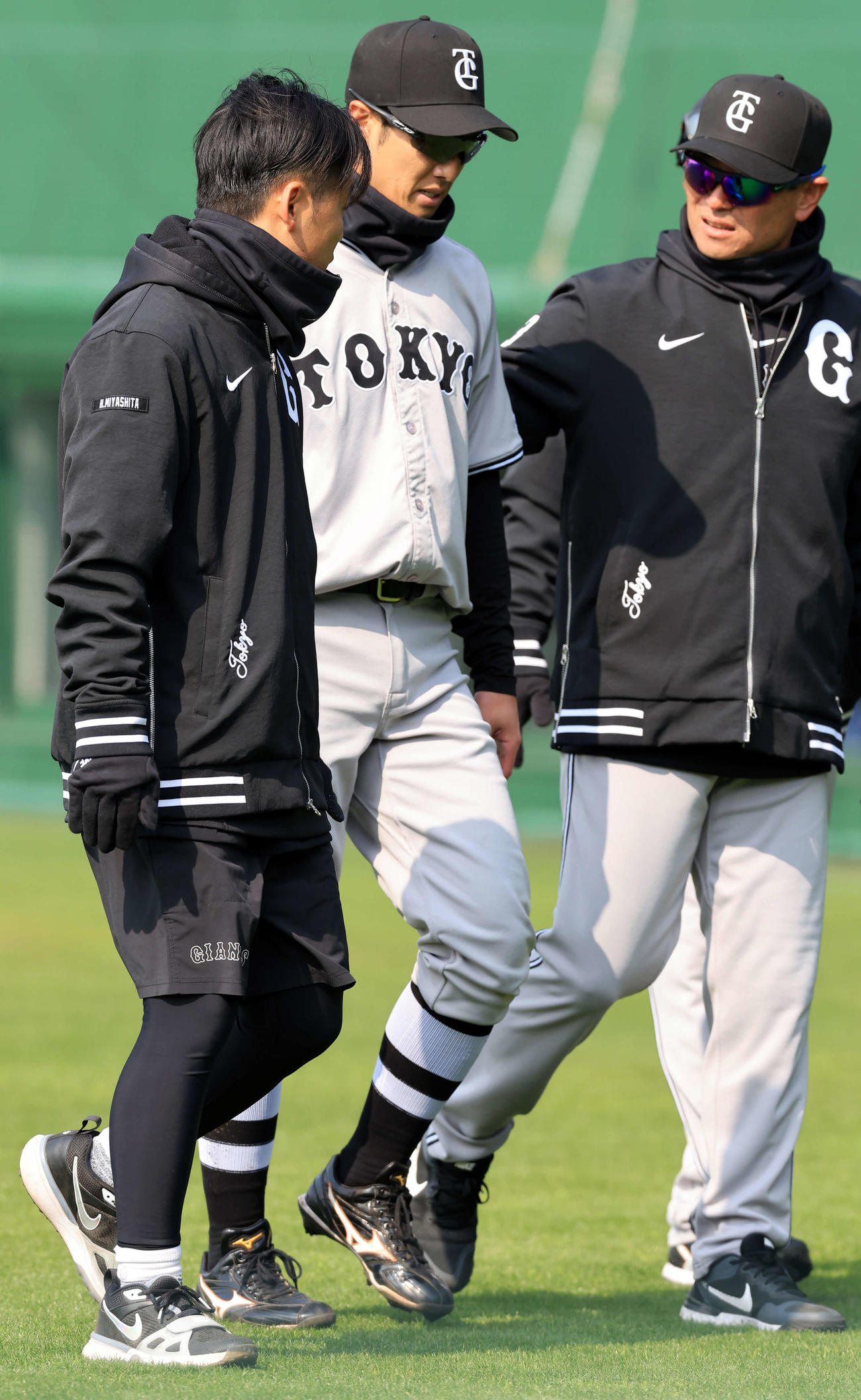 巨人紅白戦　2回裏白組無死、接触プレーで交代する若林（中央）は桑田2軍監督（右）から声をかけられながら引き揚げる（撮影・浅見桂子）
