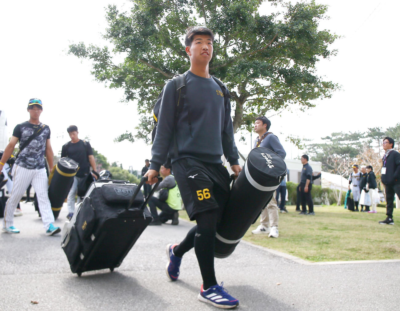 宜野座入りする阪神百崎（撮影・上山淳一）