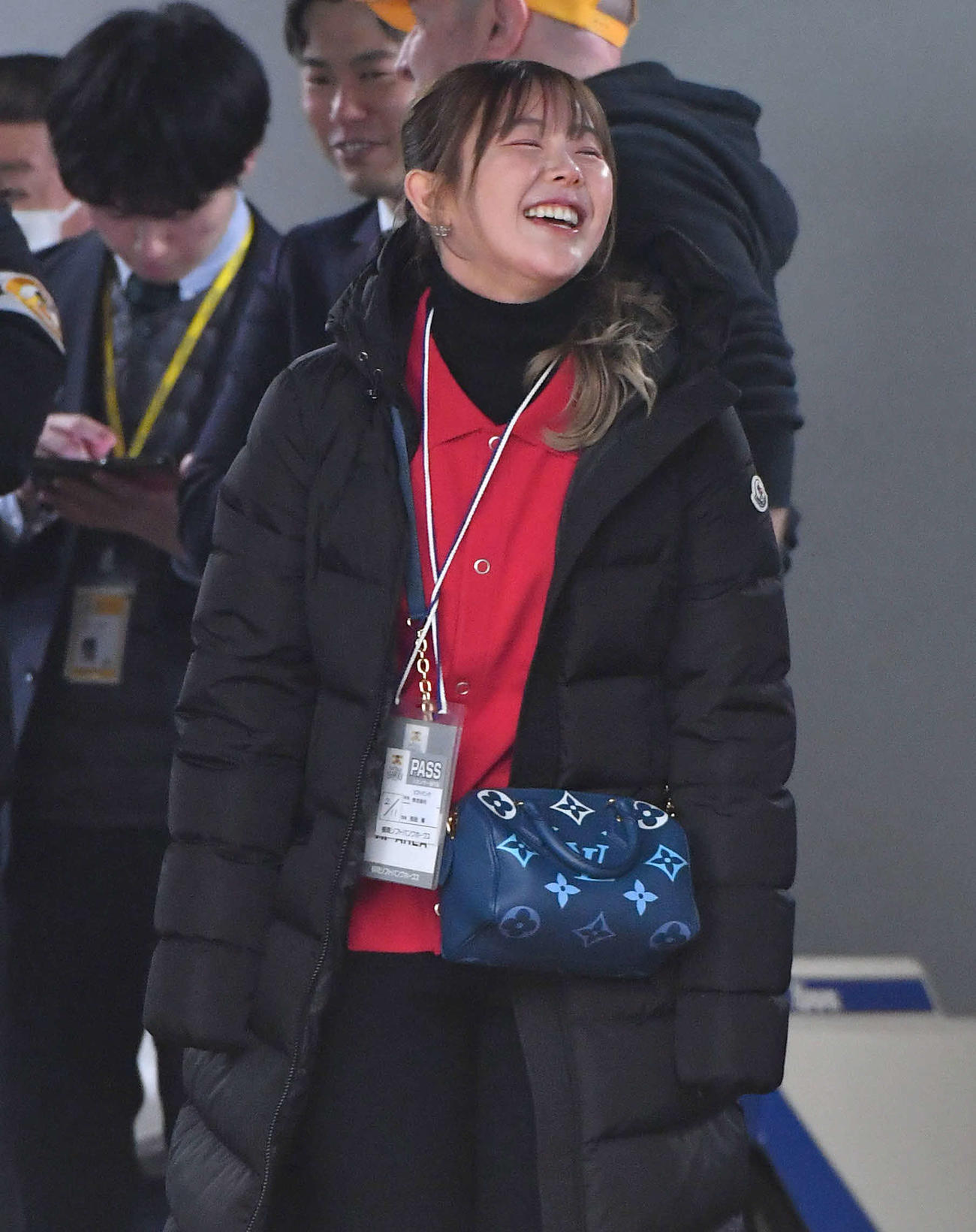 ソフトバンクキャンプを訪問し、ブルペンで笑顔を見せるプロゴルファーの吉田優利（撮影・岩下翔太）