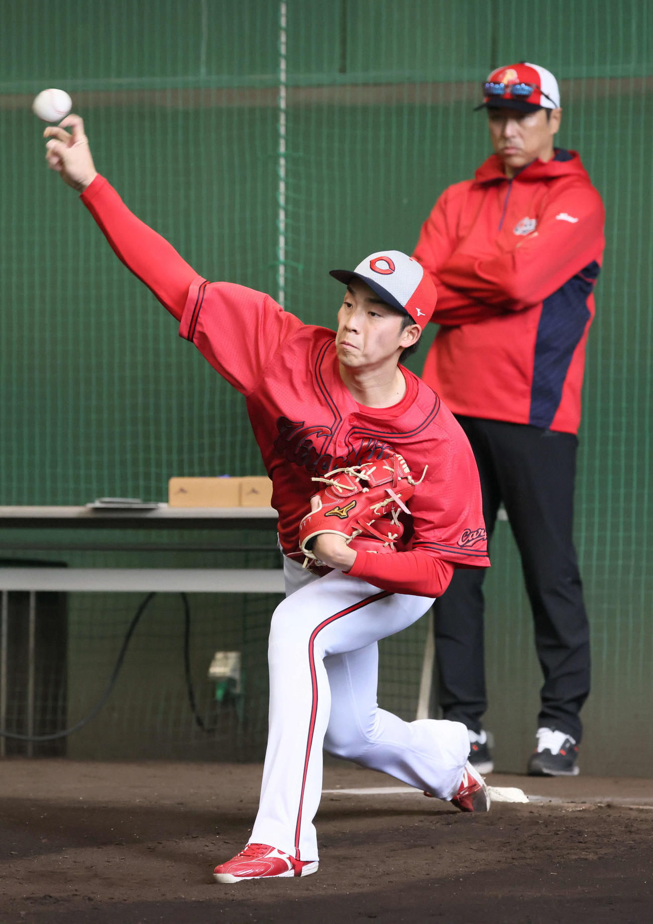ブルペンで投げる広島ドラフト1位の常広。後方は黒田球団アドバイザー（撮影・加藤孝規）
