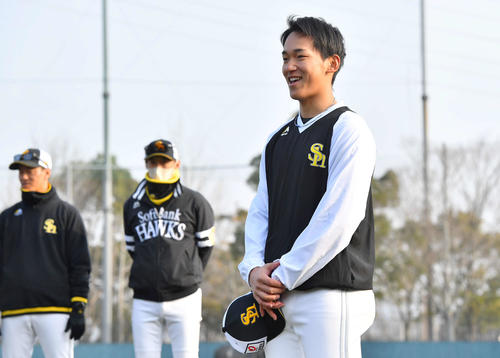 朝の1分間スピーチを行うソフトバンク前田悠（撮影・岩下翔太）