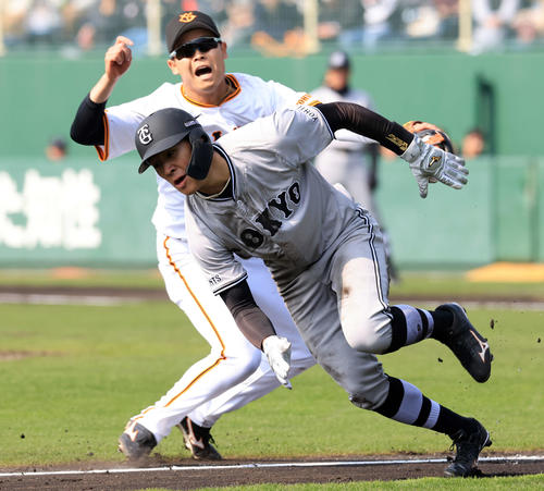 巨人紅白戦　3回表紅組1死三塁、鈴木大の一塁野選で三塁走者中田（手前）は、一度は三塁本塁間で挟まれるも、相手送球をかいくぐり三塁に戻る（撮影・浅見桂子）