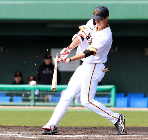巨人紅白戦　5回裏白組2死一、二塁、秋広は中前適時打を放つ（撮影・浅見桂子）