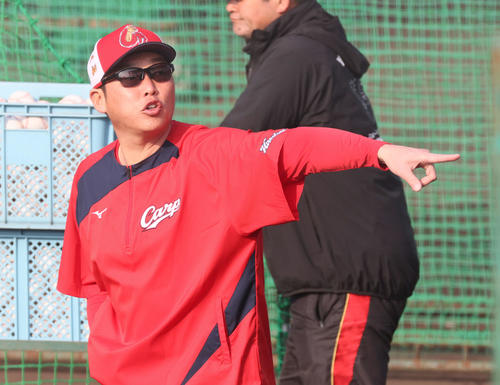 指示する広島新井監督（撮影・加藤孝規）