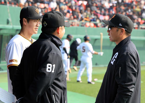 巨人紅白戦　1回表紅組の攻撃を3人で抑えた西舘（左）は阿部監督（右）から声をかけられる（撮影・浅見桂子）