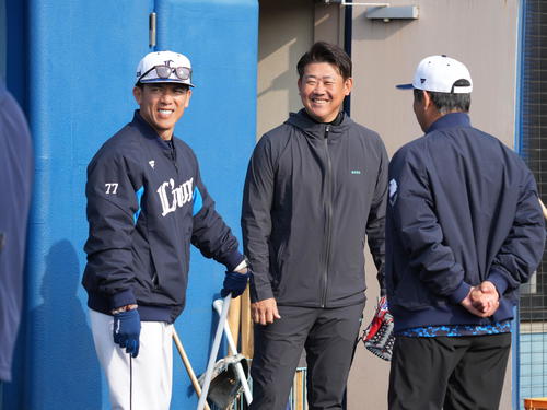 南郷スタジアムに到着し西武松井監督（左）と談笑する臨時投手コーチの松坂氏（撮影・小沢裕）