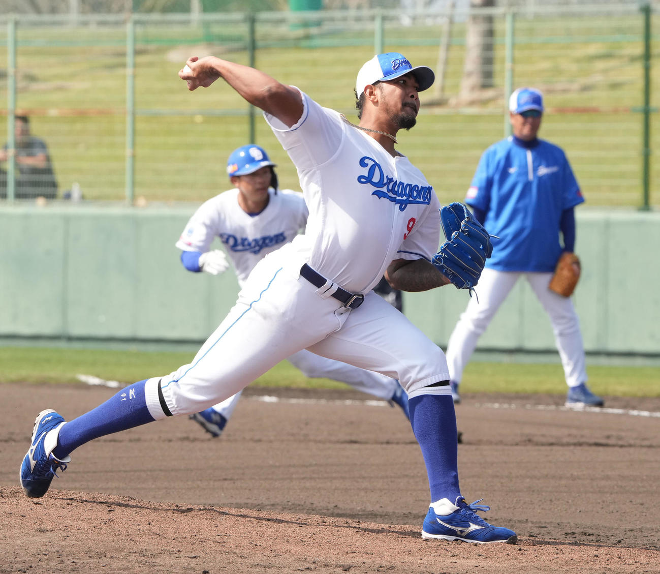 ケース打撃練習に登板するメヒア（撮影・森本幸一）