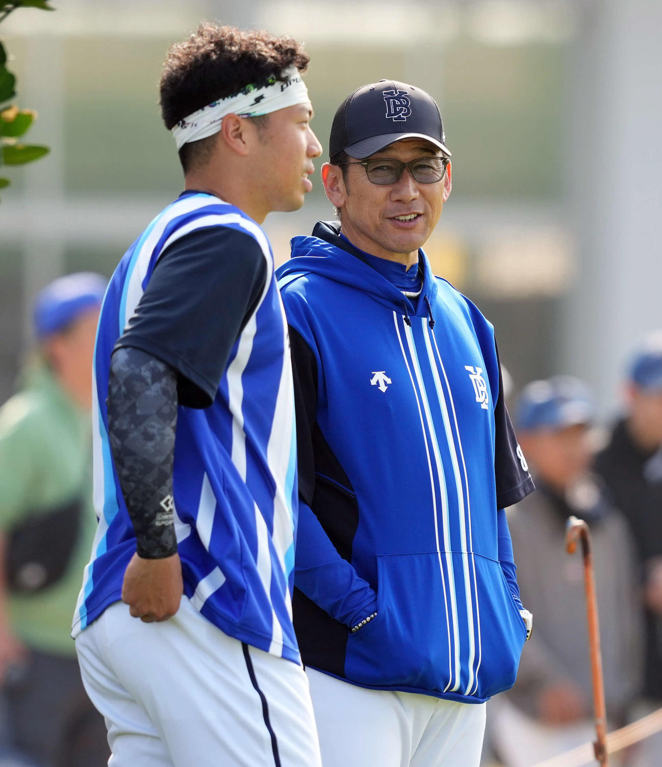 松本凌と話をするDeNA三浦監督（撮影・たえ見朱実）