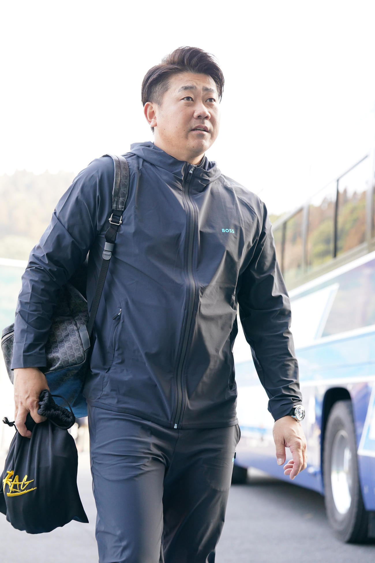 西武南郷キャンプ第2クール1日目、南郷スタジアムに到着した臨時投手コーチの松坂氏（撮影・小沢裕）