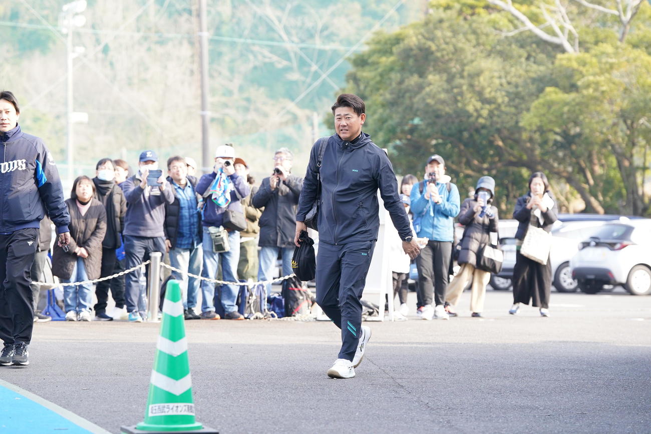 西武南郷キャンプ第2クール1日目、南郷スタジアムに到着した臨時投手コーチの松坂氏（撮影・小沢裕）