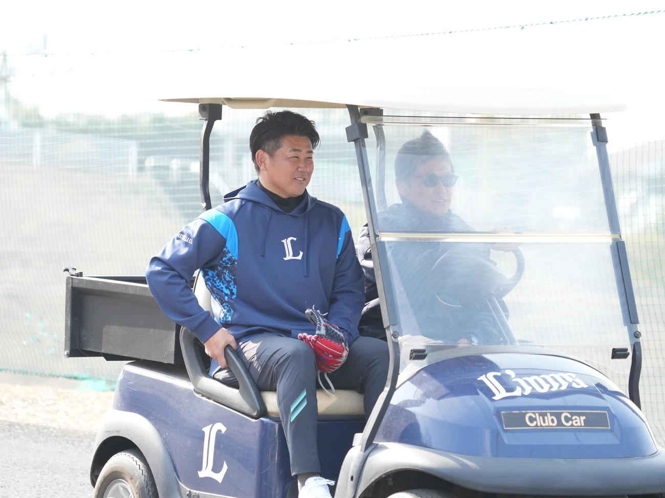西武南郷キャンプ第2クール1日目、ゴルフカートで移動する臨時投手コーチの松坂氏（撮影・小沢裕）
