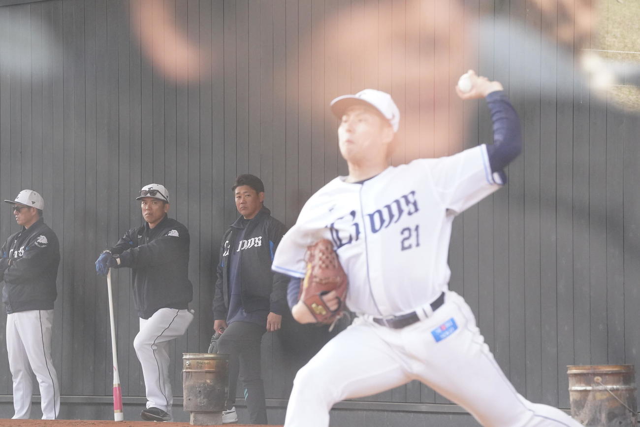 西武南郷キャンプ第2クール1日目、ブルペンで西武松井監督（左）と並んでドラフト1位武内（右）の投球を見つめる臨時投手コーチ松坂氏（撮影・小沢裕）
