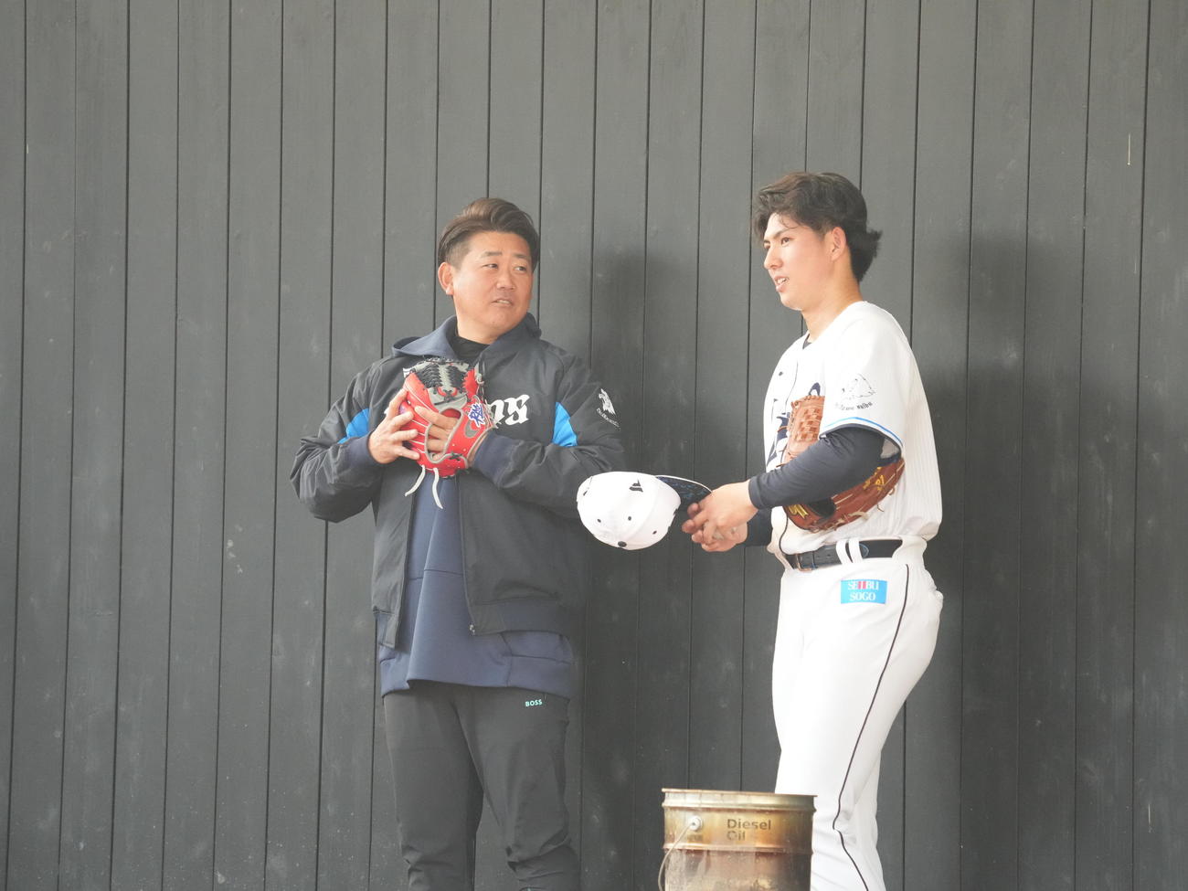 西武南郷キャンプ第2クール1日目、ブルペンで投球を終えた西武ドラフト1位武内（右）は臨時投手コーチの松坂氏から指導を受ける（撮影・小沢裕）